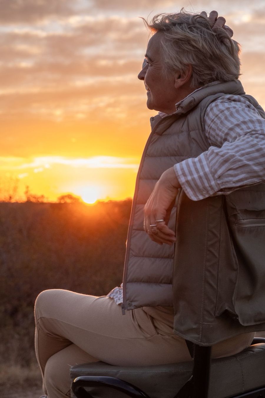 Maria Engelmann genießt den Sonnenuntergang im Safarifahrzeug